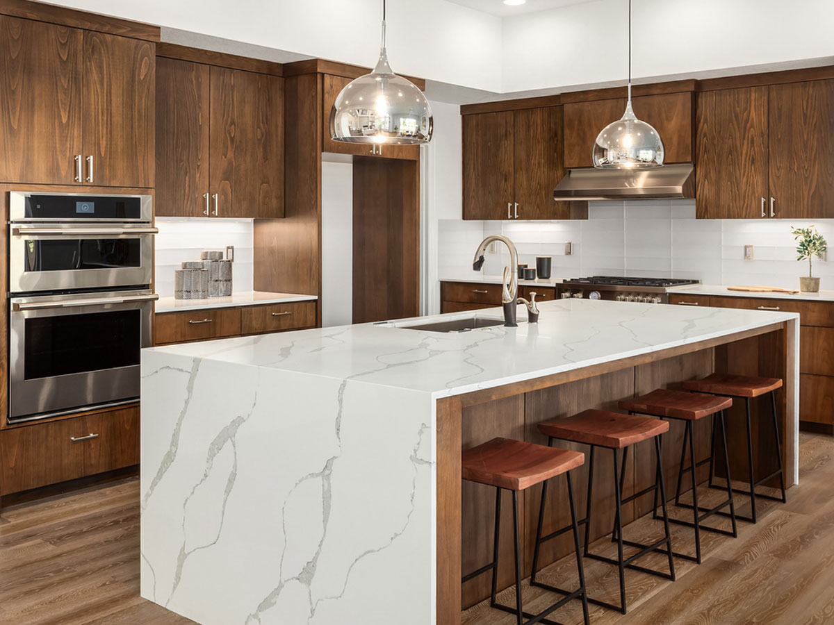 Dark Wood Kitchens: Η κομψότητα που κάνει κάθε κουζίνα ατμοσφαιρική