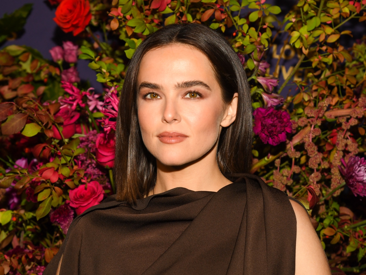 Zoey Deutch: Συνδυάζει το chocolate smoky eye με statement χρώμα στα χείλη