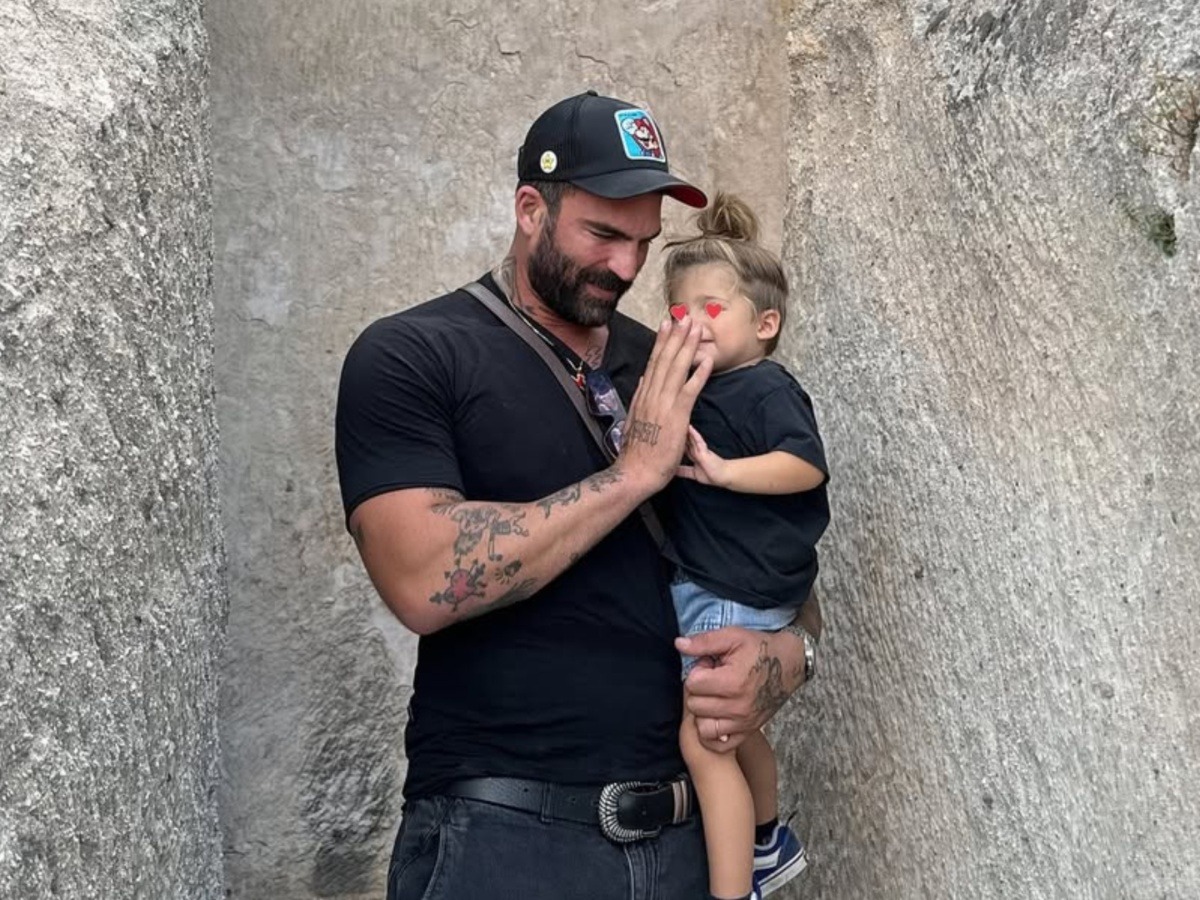 Δημήτρης Αλεξάνδρου: Έκανε έκπληξη στον γιο του Πάρη και στόλισε νωρίτερα το χριστουγεννιάτικο δέντρο – Βίντεο