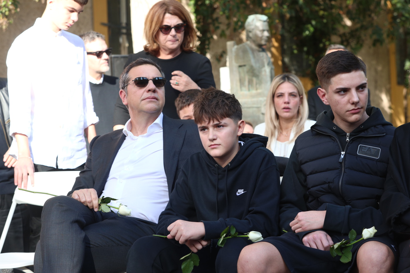 Αλέξης Τσίπρας: Με τους δύο γιους του και τη Μπέττυ Μπαζιάνα στην πολιτική κηδεία του Αλέκου Φλαμπουράρη