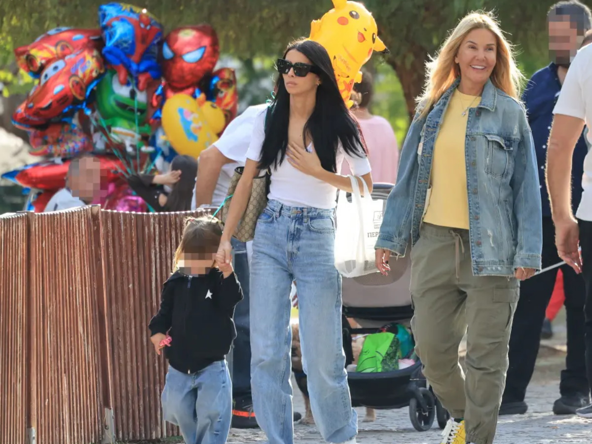 Χριστίνα Παππά: Η οικογενειακή βόλτα με την εγγονή της και τη σύντροφο του γιου της, Άννα Μπεζάν