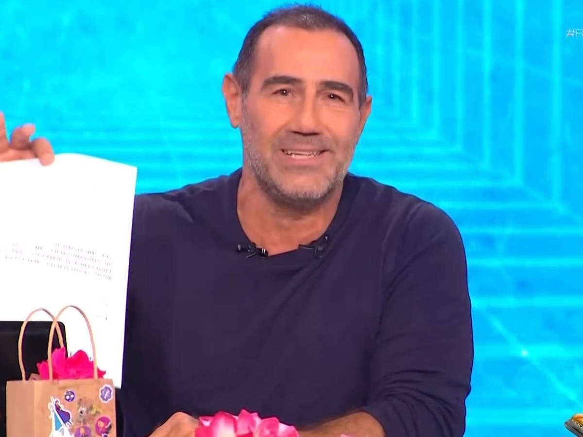 Πρεμιέρα για το Ράδιο Αρβύλα: «Τα πράγματα είναι πολύ πολύ χειρότερα απ’ ότι τα αφήσαμε» – Τα πρώτα λόγια του Αντώνη Κανάκη