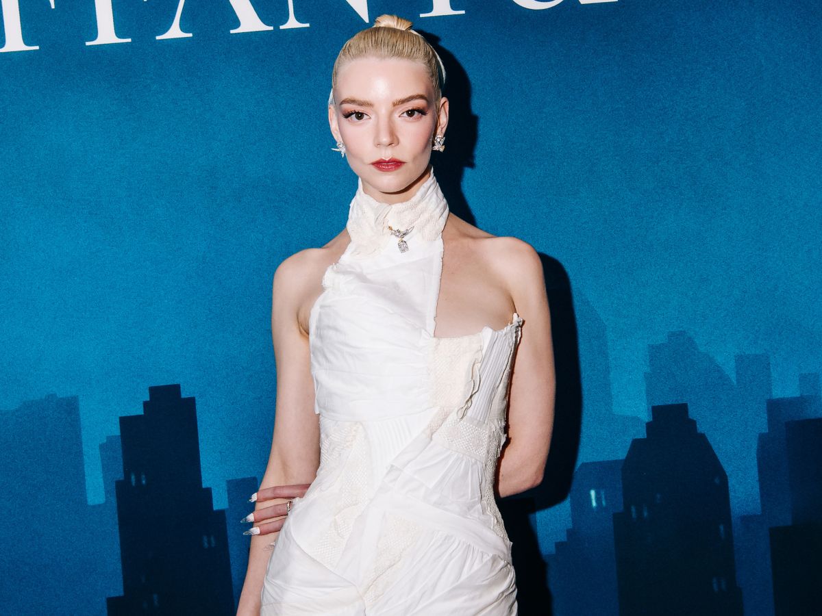 Το κόκκινο κραγιόν και το sleek ban της Anya Taylor-Joy είναι ό,τι χρειάζεσαι για να μπεις σε xmas mood