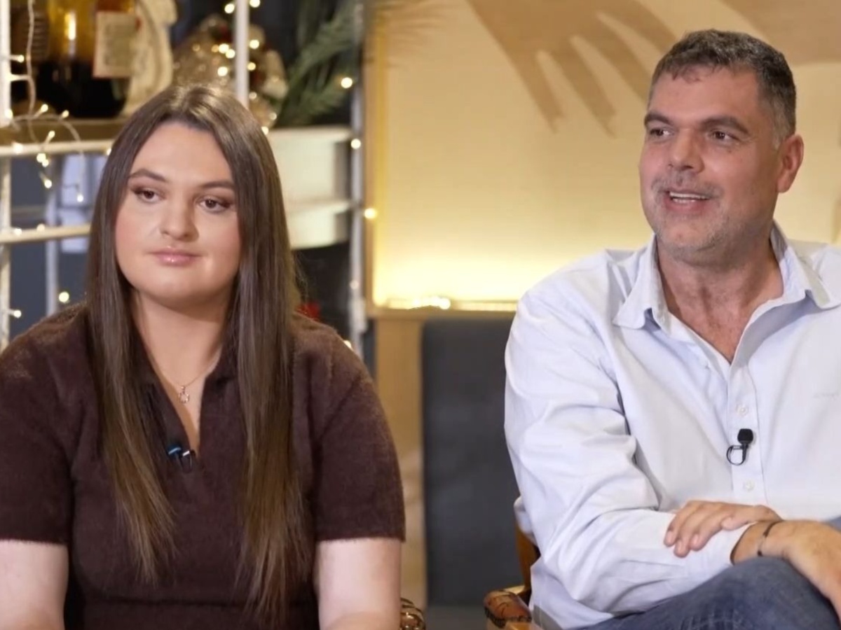 Άρια Παπανικολάου: «Έμαθα ότι έχω αυτισμό στα 14, στην εφηβεία μου» – Η συγκινητική εξομολόγηση της κόρης του Δημήτρη Παπανικολάου