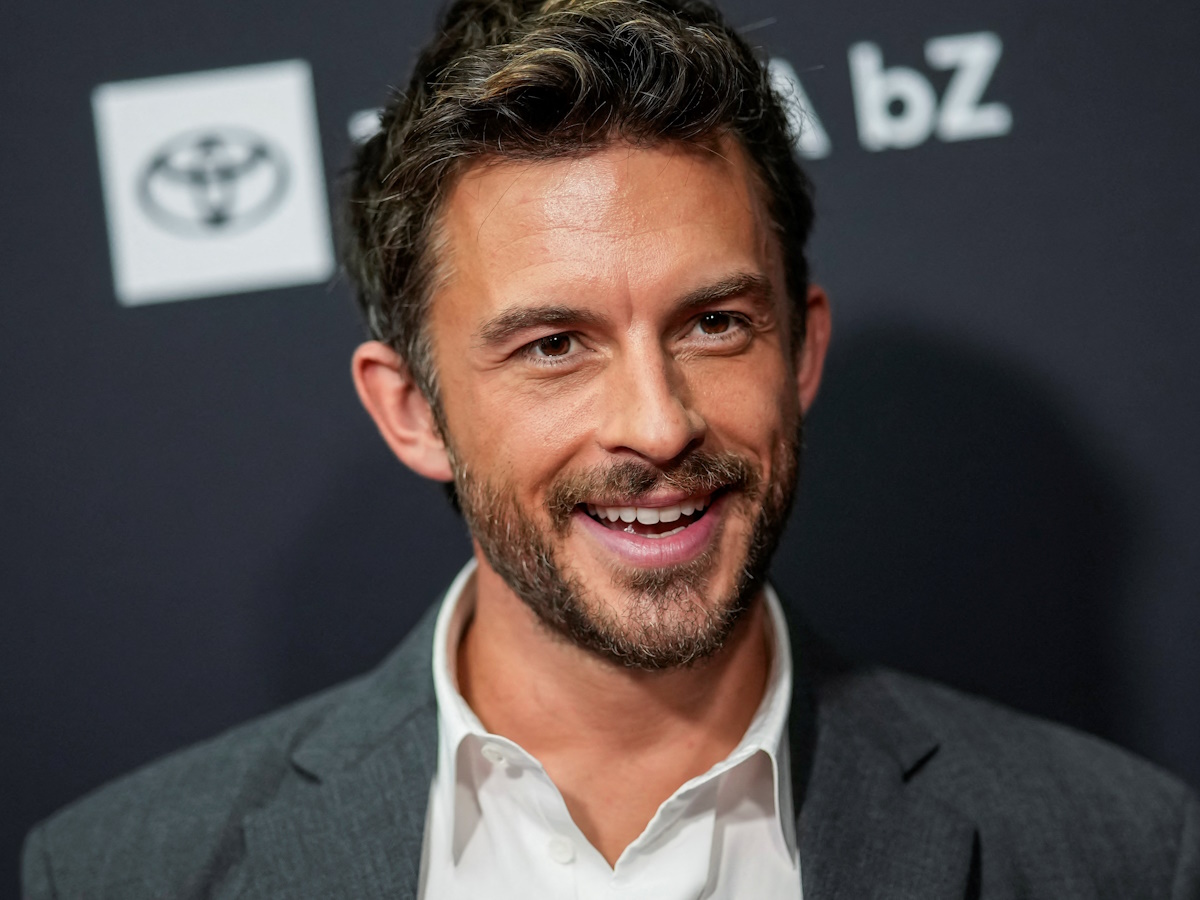 O Τζόναθαν Μπέιλι από το «Bridgerton» ανακηρύχθηκε ο πιο σέξι άνδρας για το 2025