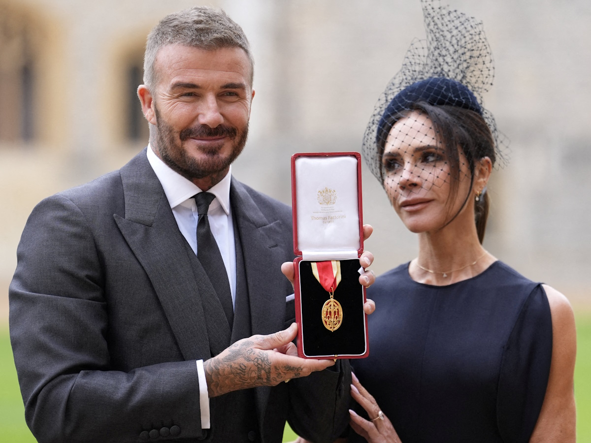 Ο Ντέιβιντ Μπέκαμ έλαβε τον τίτλο του ιππότη από τον Βασιλιά Κάρολο – Υπερήφανη σύζυγος η Βικτόρια Μπέκαμ