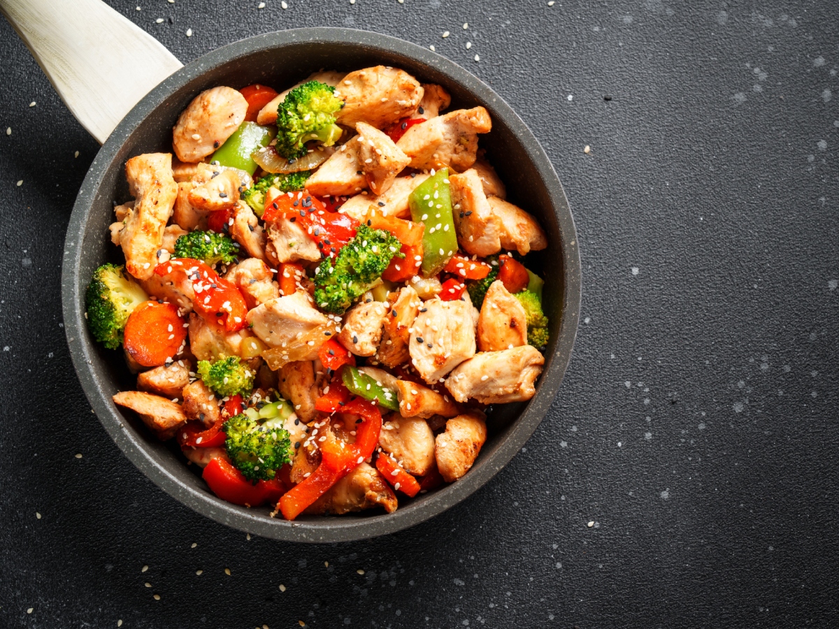 Συνταγή για κοτόπουλο με μπρόκολο, σουσάμι και σάλτσα σόγιας – μελιού