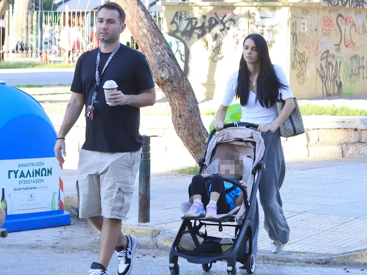 Άννα Μπεζάν – Δημήτρης Παππάς: Βόλτα στα νότια προάστια με την 3 ετών κόρη τους – Φωτογραφίες