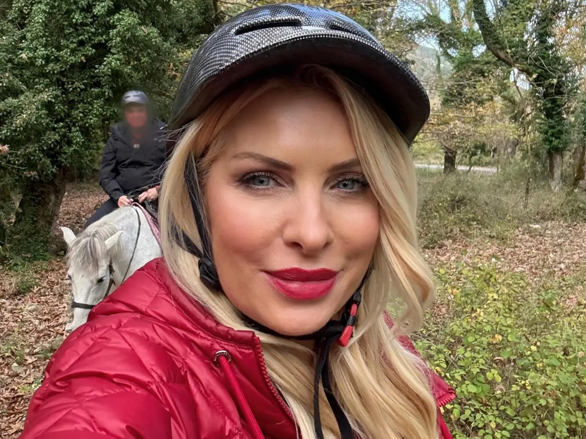 Ελένη Μενεγάκη: Με τη 10χρονη Μαρίνα Παντζοπούλου για ιππασία στην Ήπειρο – Φωτογραφίες