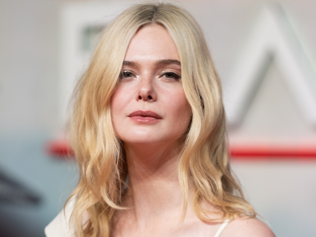 Elle Fanning: Με pixie σε jet black και dramatic μακιγιάζ στην πιο avant garde φωτογράφηση που έχει κάνει μέχρι τώρα