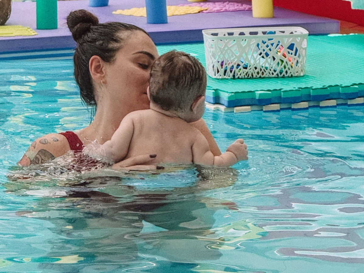 Ευρυδίκη Βαλαβάνη: Ξεκίνησε μαθήματα κολύμβησης με τον τεσσάρων μηνών γιο της – Φωτογραφίες