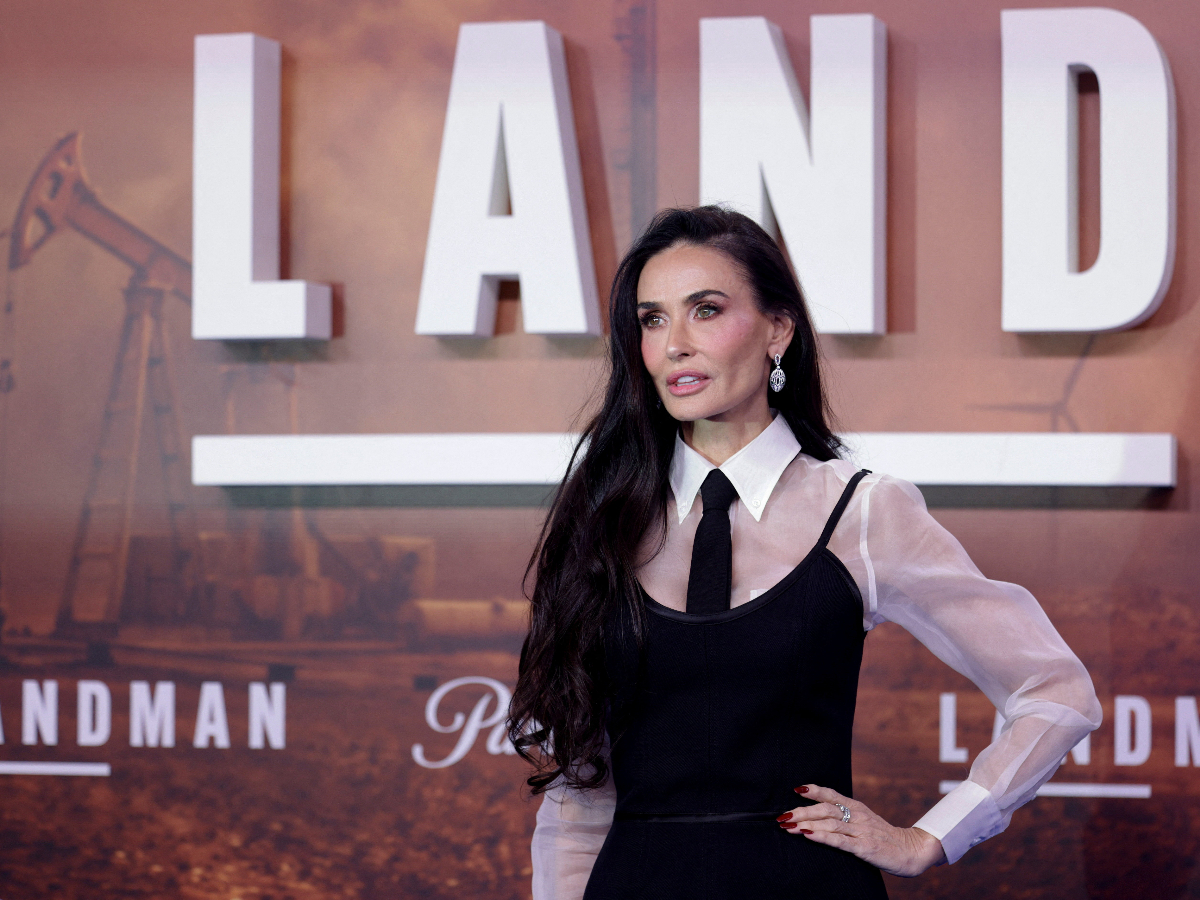 Office Siren: Η Demi Moore αναβιώνει την τάση που άλλαξε για πάντα το στιλ γραφείου