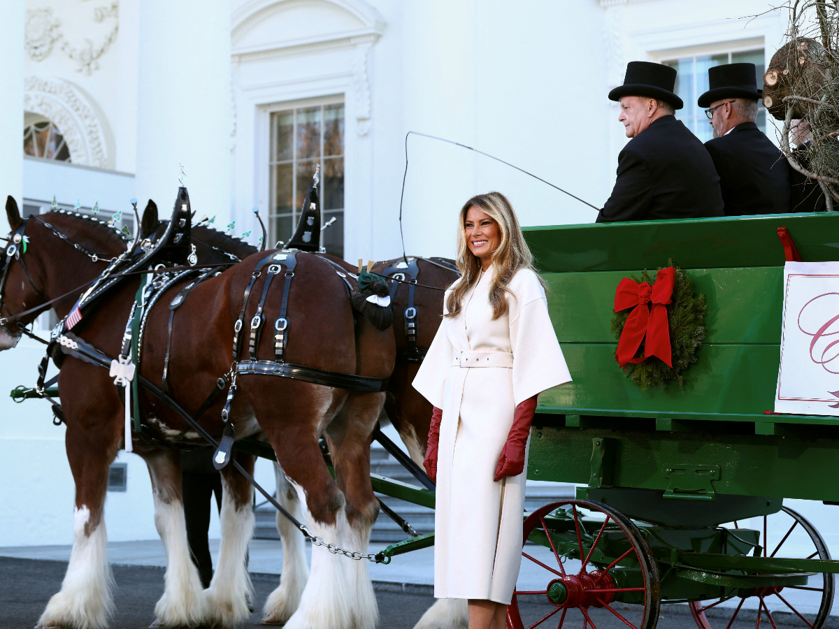 Melania Trump: Μe festive style υποδέχθηκε το χριστουγεννιάτικο δέντρο του Λευκού Οίκου για το 2025