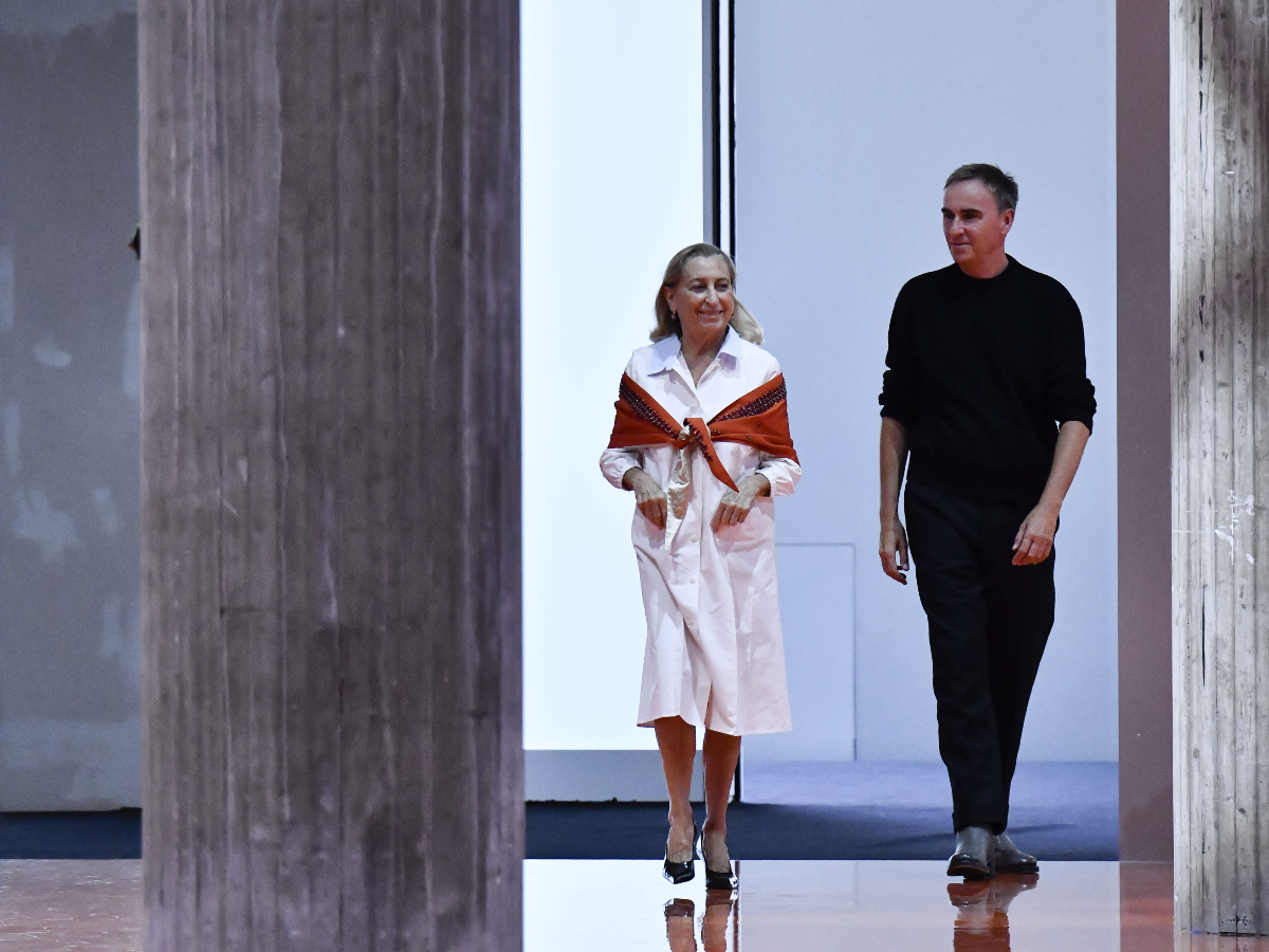 Φουλάρι: Η Miuccia Prada μετατρέπει το πιο ταπεινό αξεσουάρ στο μεγάλο trend του 2026