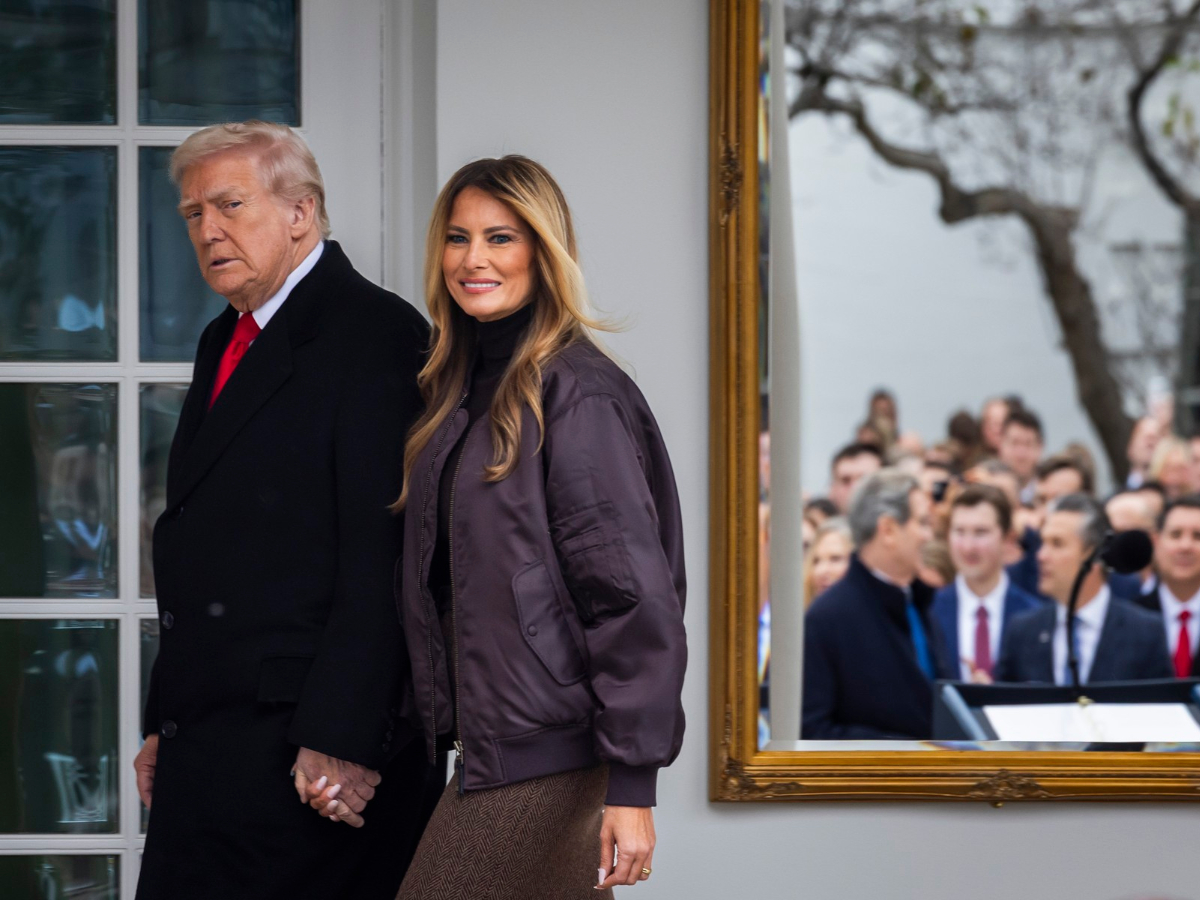 Military style: Πώς η Πρώτη Κυρία δίνει chic αέρα στο bomber jacket