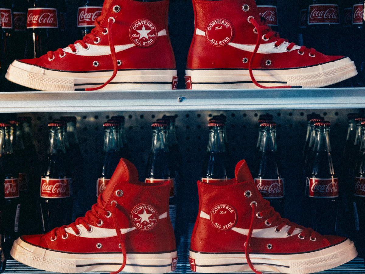 H νέα capsule συλλογή Converse x Coca Cola είναι έτοιμη να την αγαπήσεις και να την μοιραστείς.