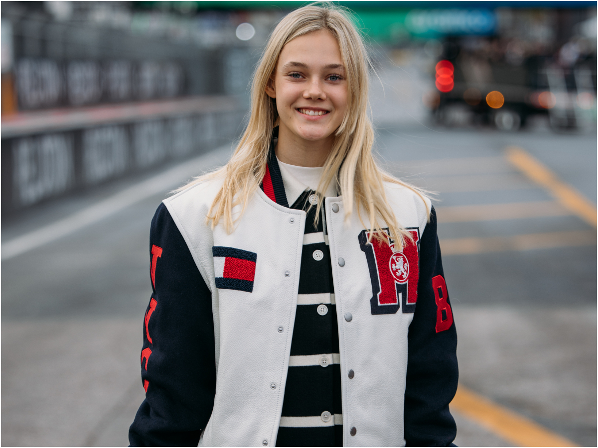 Η Alba Larsen φοράει Tommy Hilfiger στον τελικό του F1 Academy στο Las Vegas Grand Prix