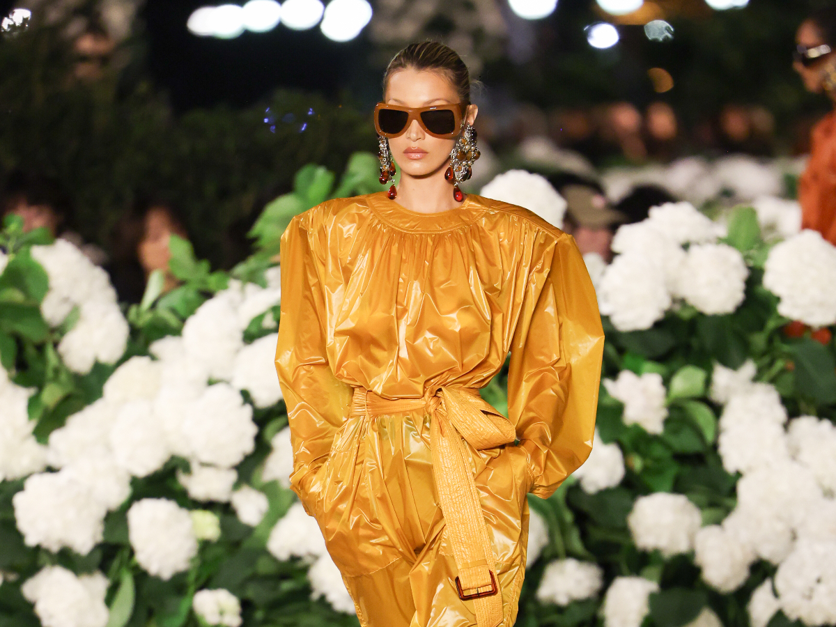  Saint Laurent: Εκθρονίζει την Miu Miu και γίνεται το πιο hot brand αυτή την στιγμή