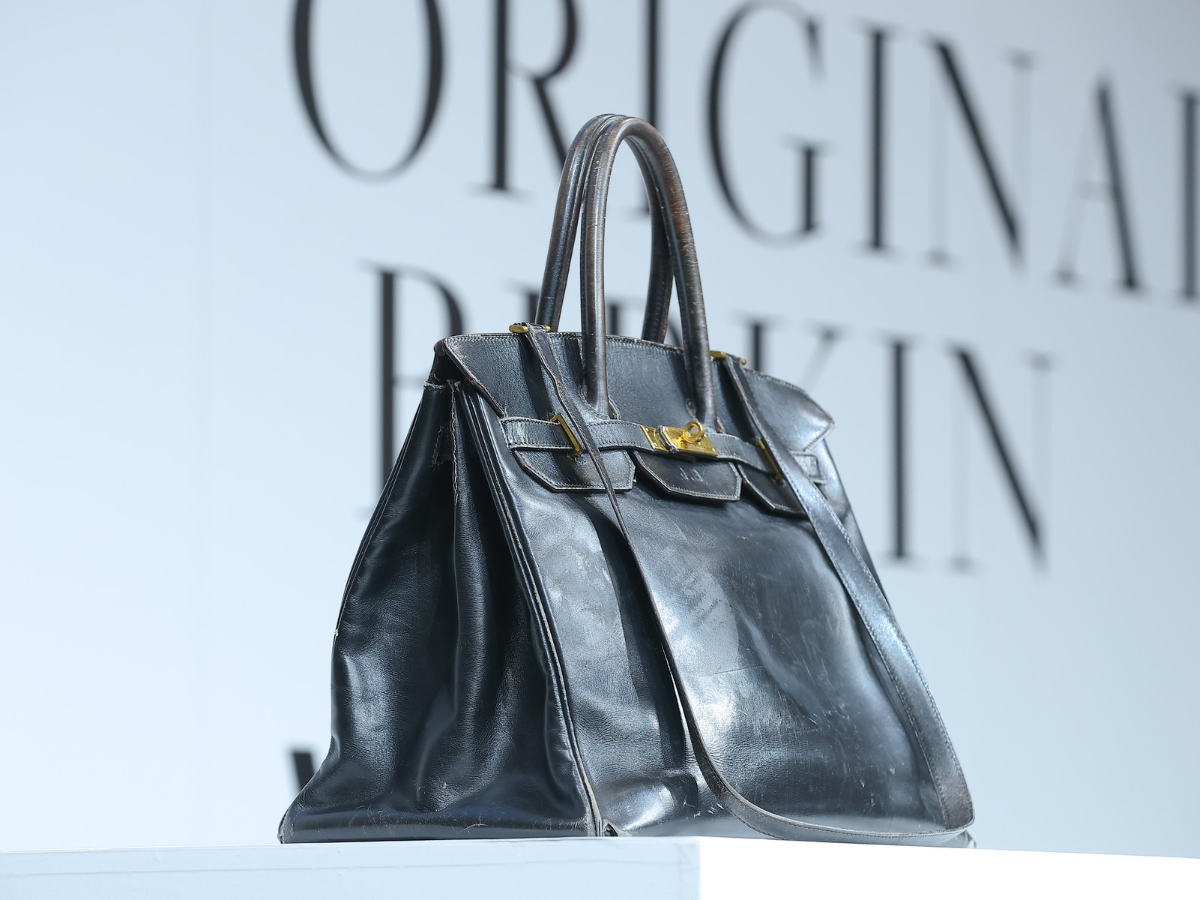 Birkin Bag: Η original τσάντα παρουσιάστηκε πρώτη φορά στο κοινό μετά την ιστορική πώλησή της