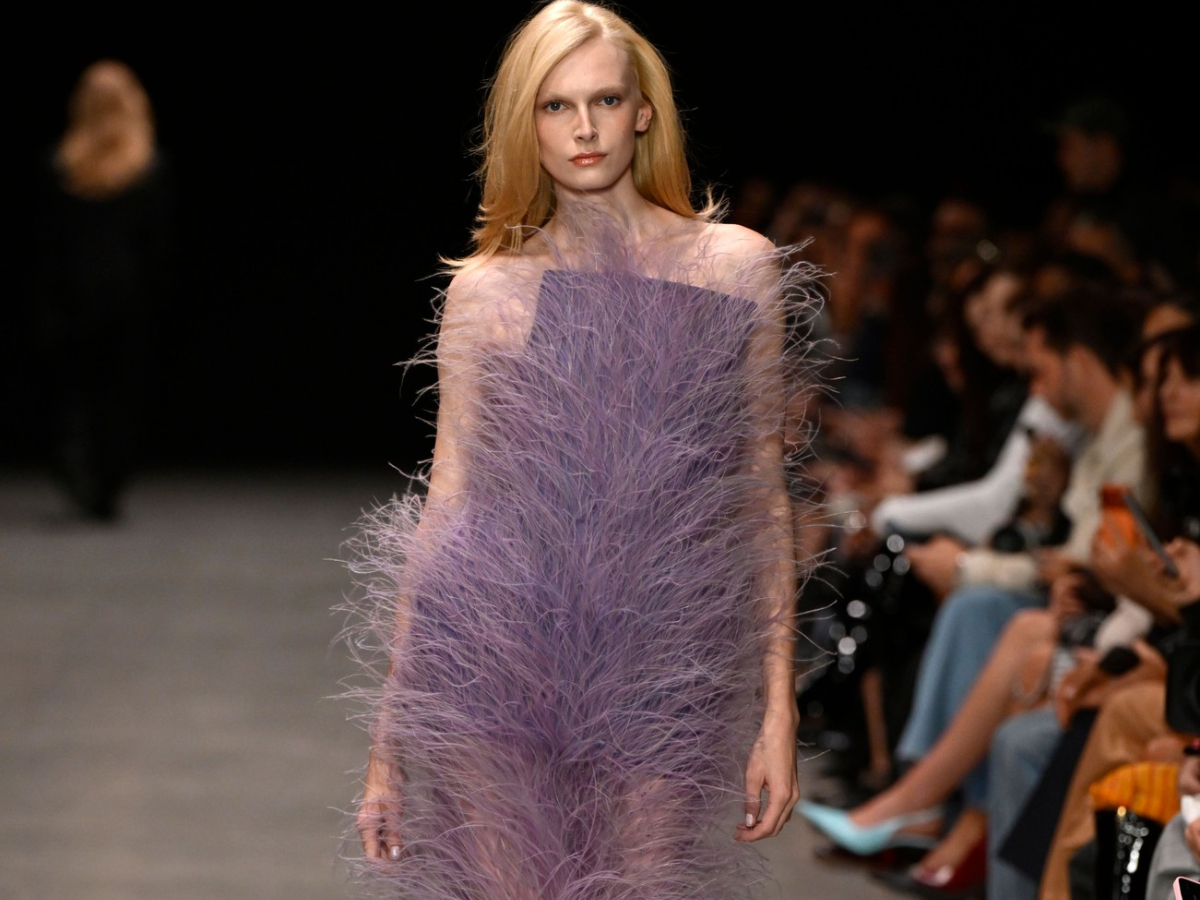 Αυτή η εκθαμβωτική δημιουργία με οικολογικά φτερά αλλάζει το μέλλον της μόδας- Ποια διάσημη την φόρεσε