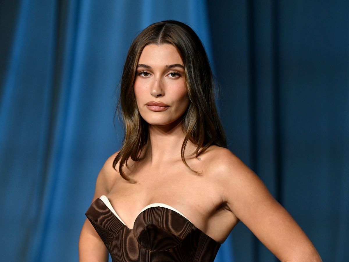 Το «frosted» μανικιούρ της Hailey Bieber θα σε βάλει σε winter mood