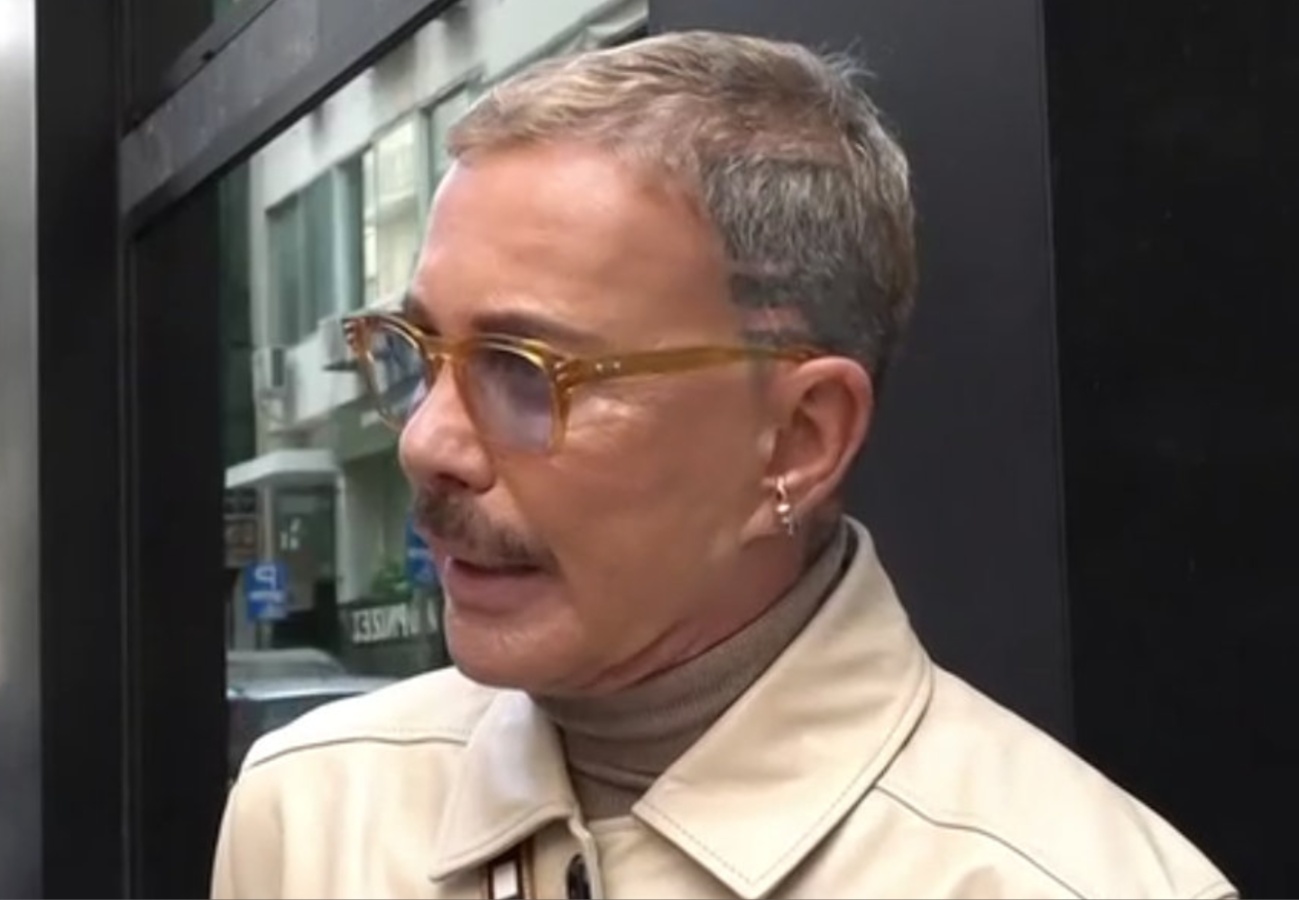 Λάκης Γαβαλάς: «Ο πατέρας μου ήταν μαρμαράς – Προτιμώ να με κάψουν αφού δεν είναι εδώ εκείνος να μου βάλει την ταφόπλακα»