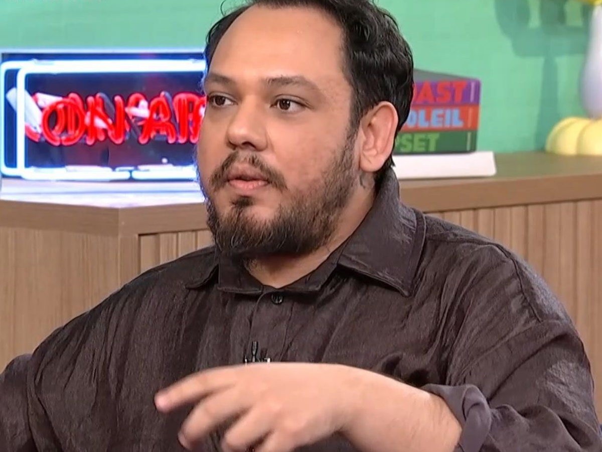 Γιλμάζ Χουσμέν στο «Στούντιο 4»: «Βαριέμαι τη συζήτηση για την καταγωγή και την ταυτότητά μου»