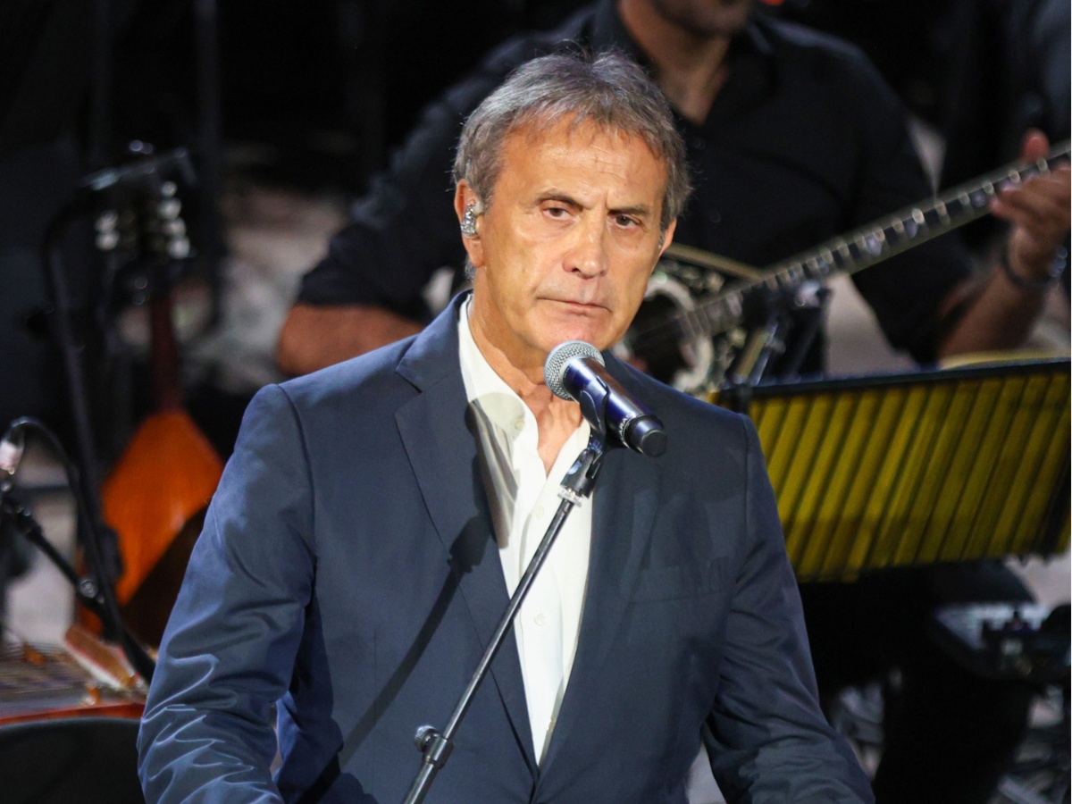 Ο Γιώργος Νταλάρας «διακεκριμένος» πολίτης του Μπουένος Άιρες: Του χάρισαν τη θρυλική φανέλα της Αργεντινής