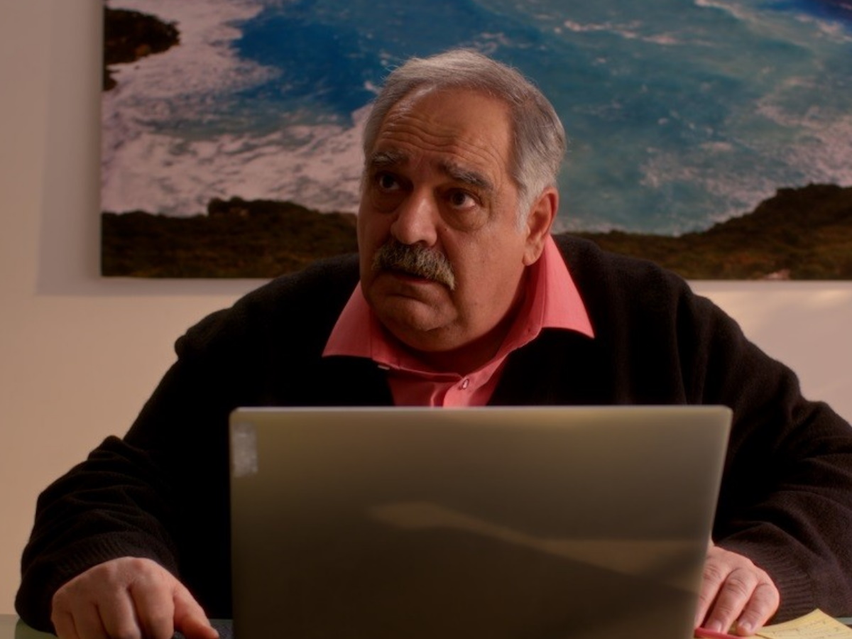 Hotel Ελβίρα: Η ιδιότυπη συσκευή του Ηλία που εντοπίζει τα επίπεδα τοξικότητας, δίνει μια ιδέα στον Παντελή – Όσα θα δούμε απόψε