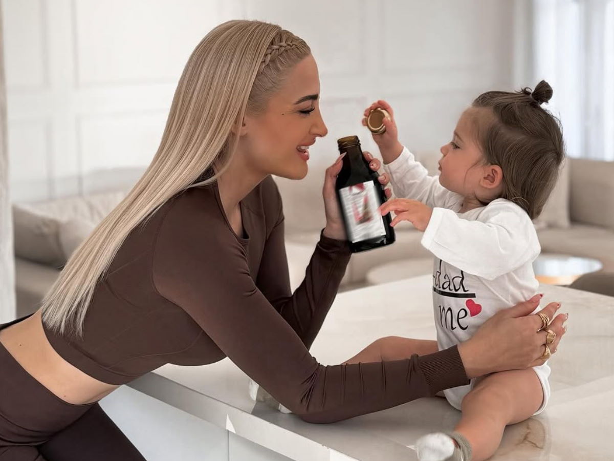 Ιωάννα Τούνη: Έφτιαξε τα πρώτα μελομακάρονα με τον γιο της, Πάρη – Βίντεο