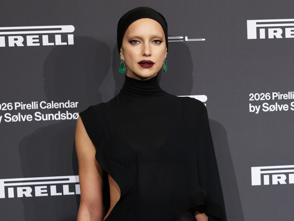 Η Irina Shayk αναβιώνει το iconic hair look της Jennifer Beals στο θρυλικό «Flashdance»