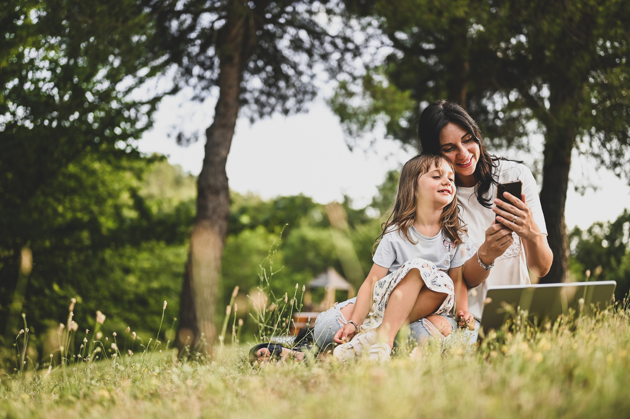 Οι νέες «ταμπέλες» της μητρότητας: Οικολογική, τεχνολογική ή κάπου στη μέση;