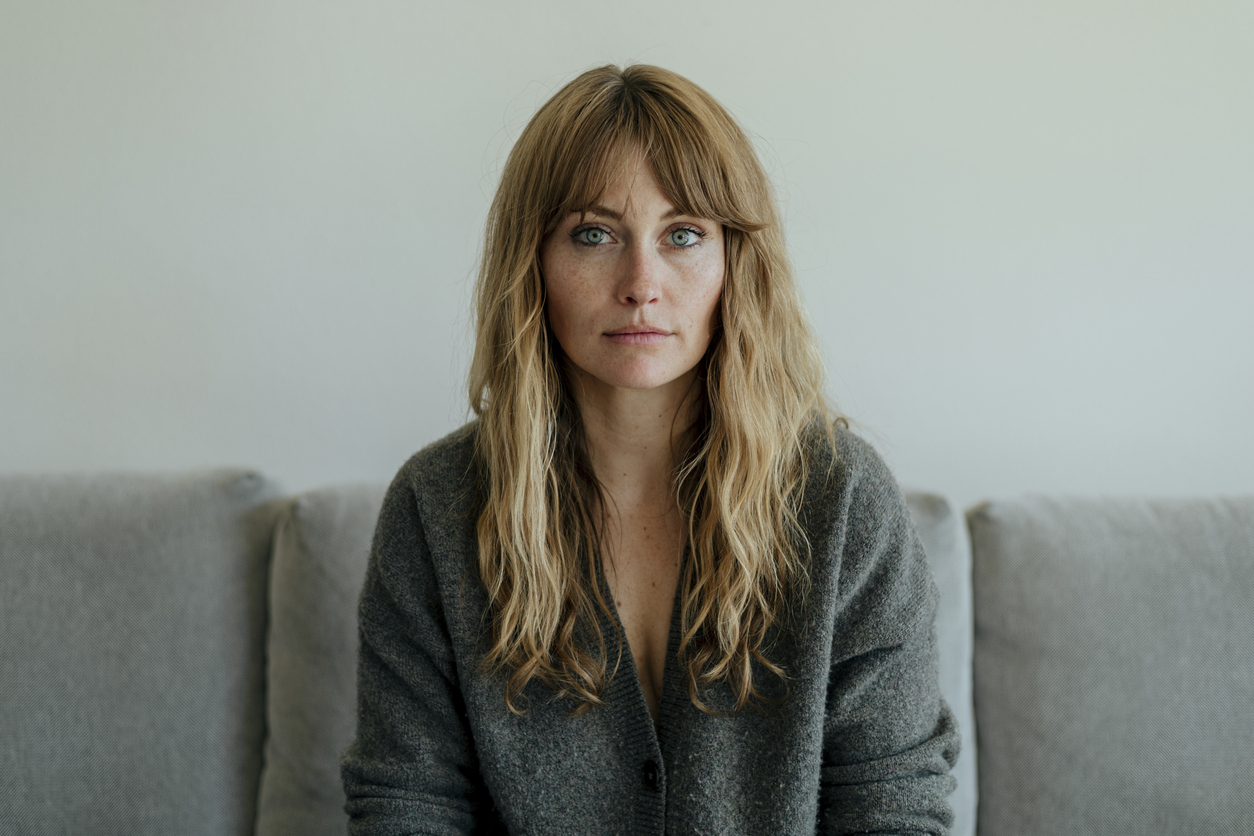 Μήπως προσπαθείς υπερβολικά να αγαπηθείς; Τι λέει η ψυχολογία της αποδοχής