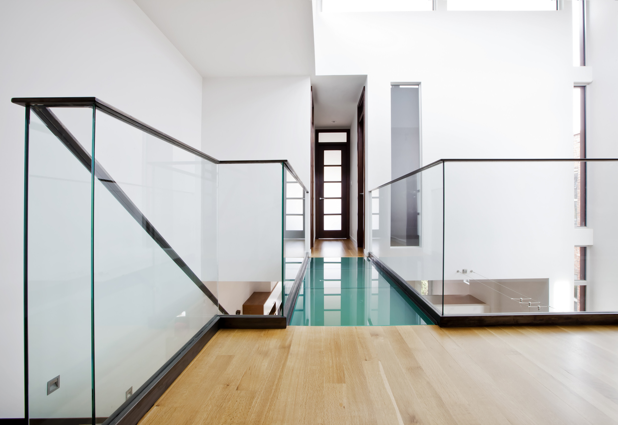 Δάπεδα από γυαλί: Φως, διαφάνεια και σύγχρονη αισθητική