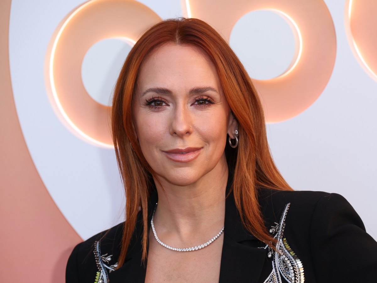 Αν θέλεις να αποκτήσεις το πιο εκκεντρικό κόκκινο χρώμα στα μαλλιά πρέπει να δεις το νέο look της Jennifer Love Hewitt