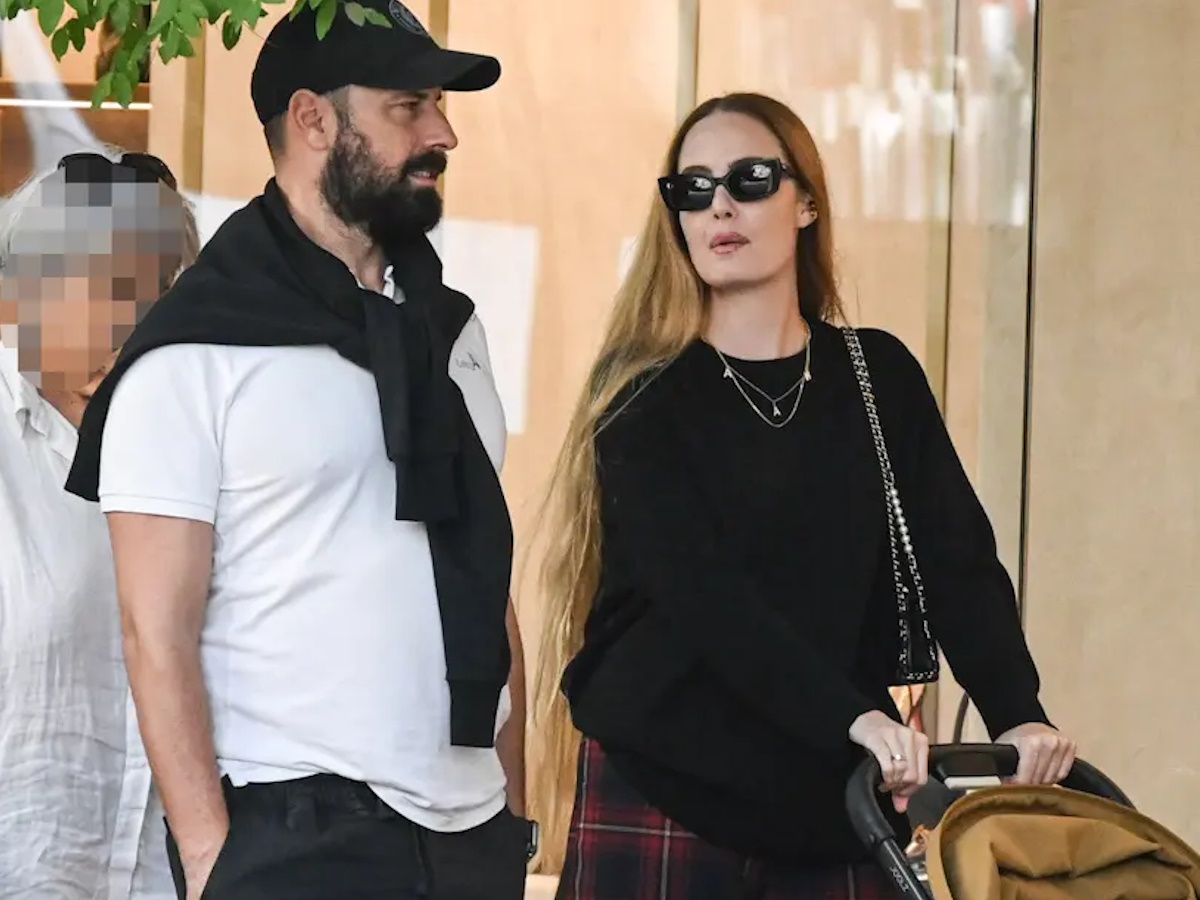 Αντωνία Καλλιμούκου – Νίκος Παραδείσης: Σπάνια εμφάνιση με τον γιο τους στο κέντρο της Αθήνας – Φωτογραφίες