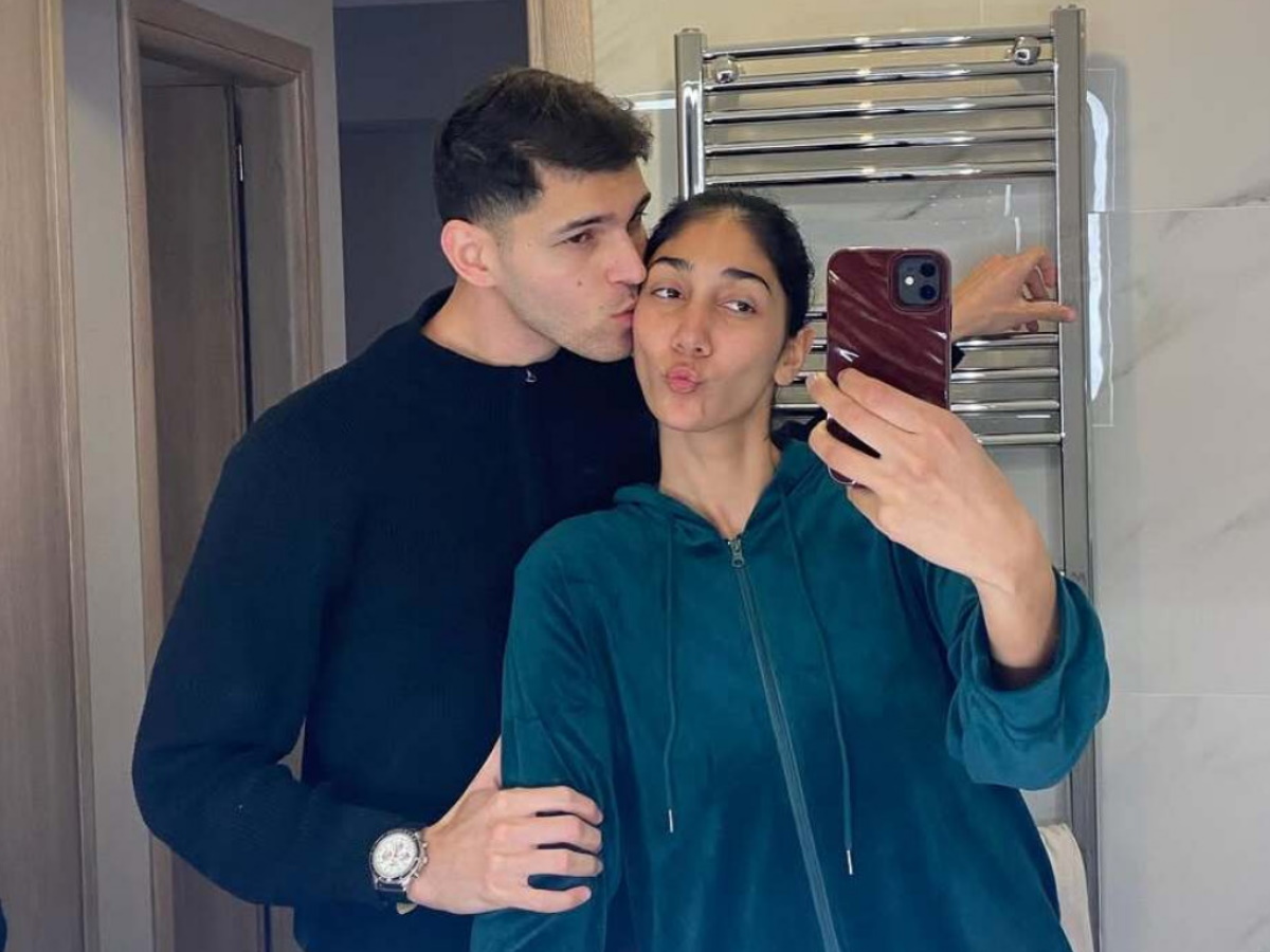 Παρασκευή Κερασιώτη: Εξιτήριο από το μαιευτήριο με τον νεογέννητο γιο της – Στο πλευρό της ο σύντροφός της