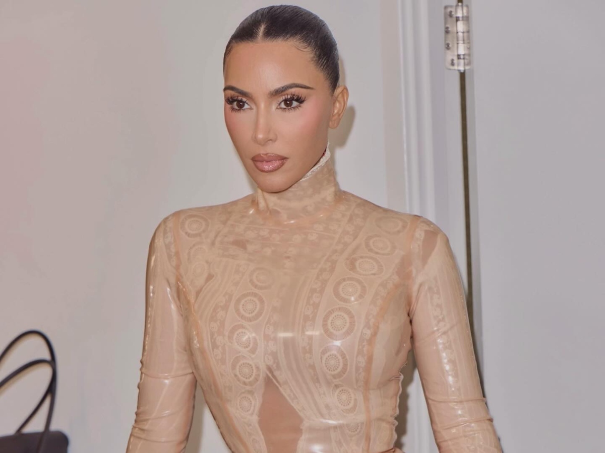 Η Kim Kardashian φωτογραφίζεται με pixie σε caramel blonde απόχρωση που της ταιριάζει πολύ