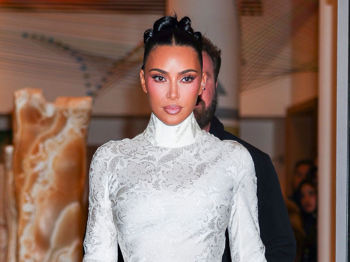 Tο χτένισμα της Kim Kardashian με το hair accessory «έκπληξη» που έκλεψε την παράσταση