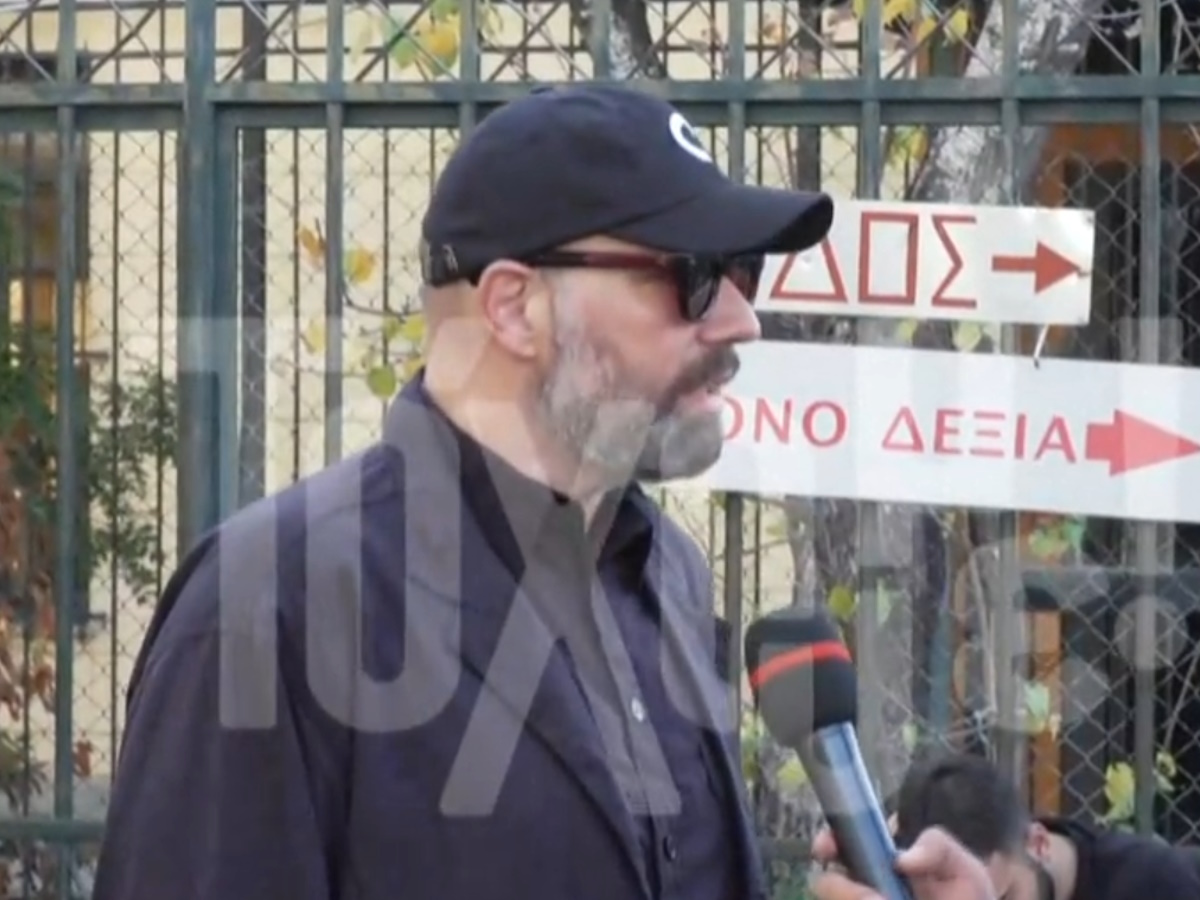 Στα δικαστήρια ο Γιώργος Λάνθιμος: «Είμαι εδώ για να υποστηρίξω γυναίκες που περνάνε μια δύσκολη στιγμή»