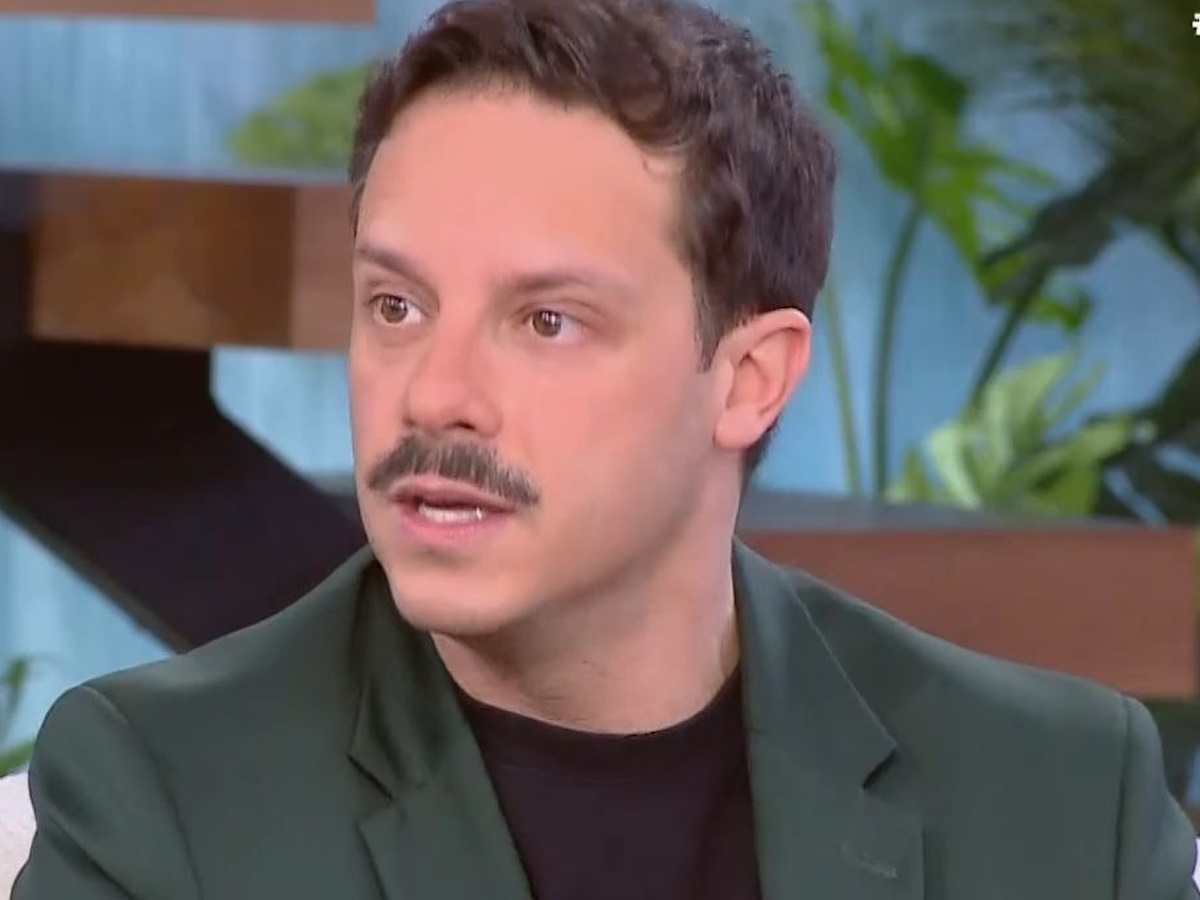 Ο Δημήτρης Μακαλιάς για την παράσταση ”Πες το ψέματα”: «Υπάρχει εκπομπή στο Open με 4 γυναίκες και δεν άνοιξε ρουθούνι»