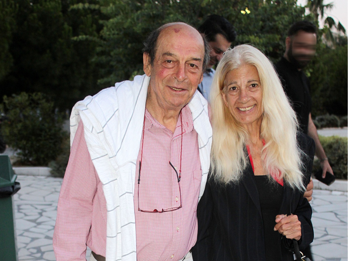 Μαρία Μανουσάκη: «Περιμένω ακόμα να ξυπνήσει» – Συγκινεί η σύζυγος του Μανούσου Μανουσάκη έναν χρόνο μετά τον θάνατό του