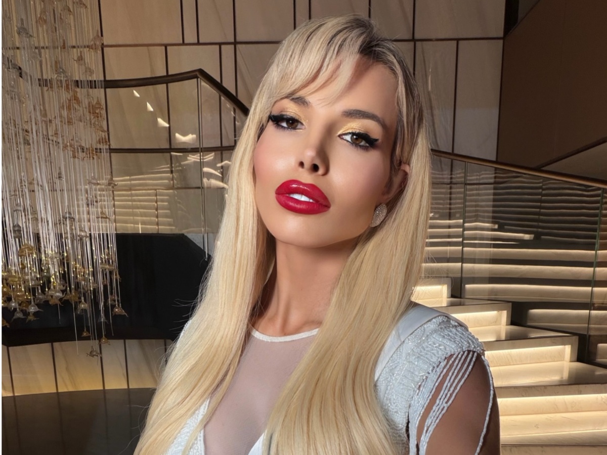 Μαίρη Χατζηπαύλου: Με χρυσά φτερά και μήνυμα «take our history back» στα Καλλιστεία Miss Universe 2025