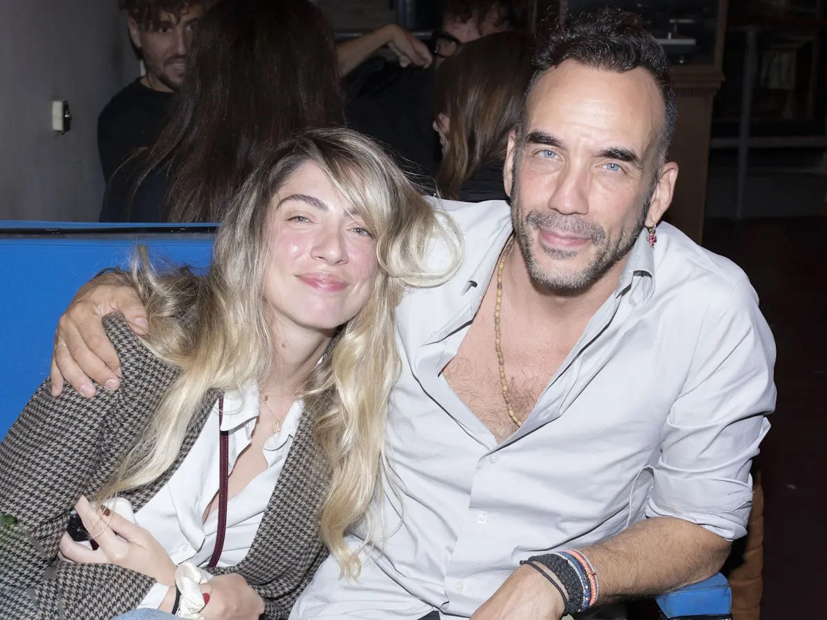 Πάνος Μουζουράκης – Μαριλού Κόζαρη: Αγκαλιά σε βραδινή έξοδο! Φωτογραφίες