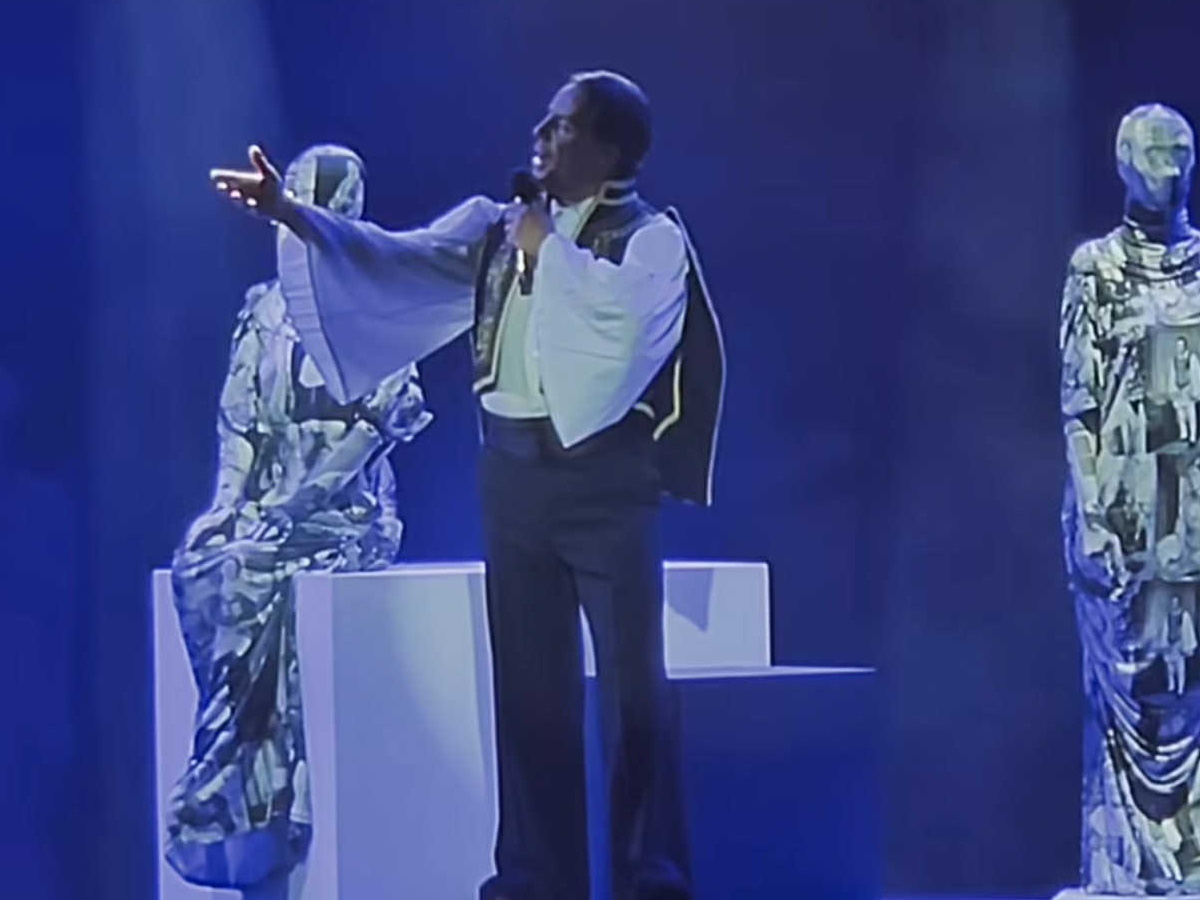 Madwalk 2025: Η εντυπωσιακή εμφάνιση του Γιώργου Μαζωνάκη – Ερμήνευσε Διονύση Σαββόπουλο