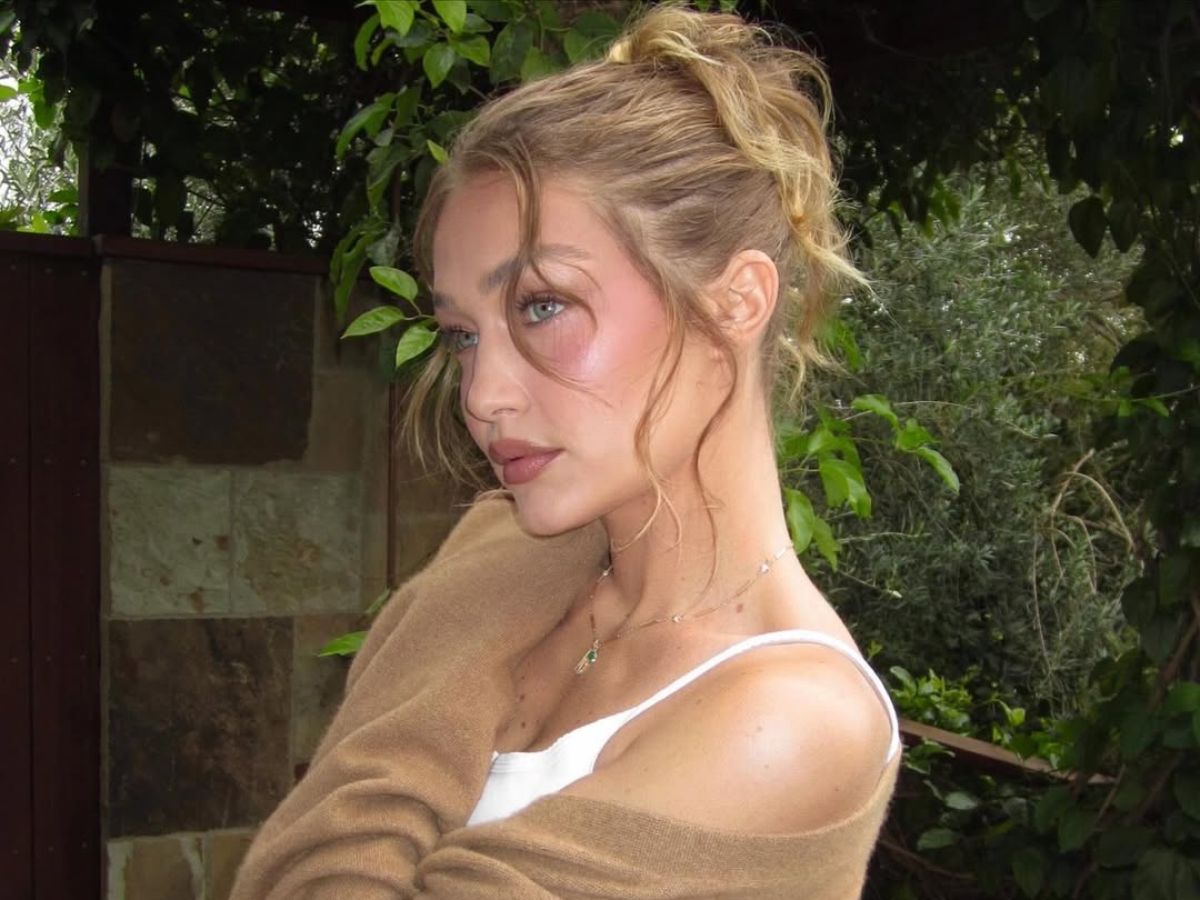 Το messy updo της Gigi Hadid είναι το ανέμελο χτένισμα που έψαχνες για τις βόλτες του Σαββατοκύριακου