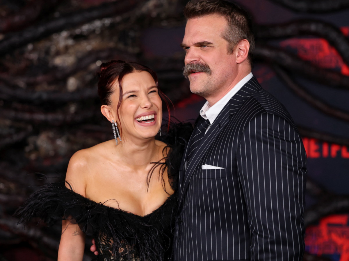 Millie Bobby Brown – David Harbour: Αγκαλιά στην πρεμιέρα του Stranger Things… παρά τις καταγγελίες για εκφοβισμό και παρενόχληση
