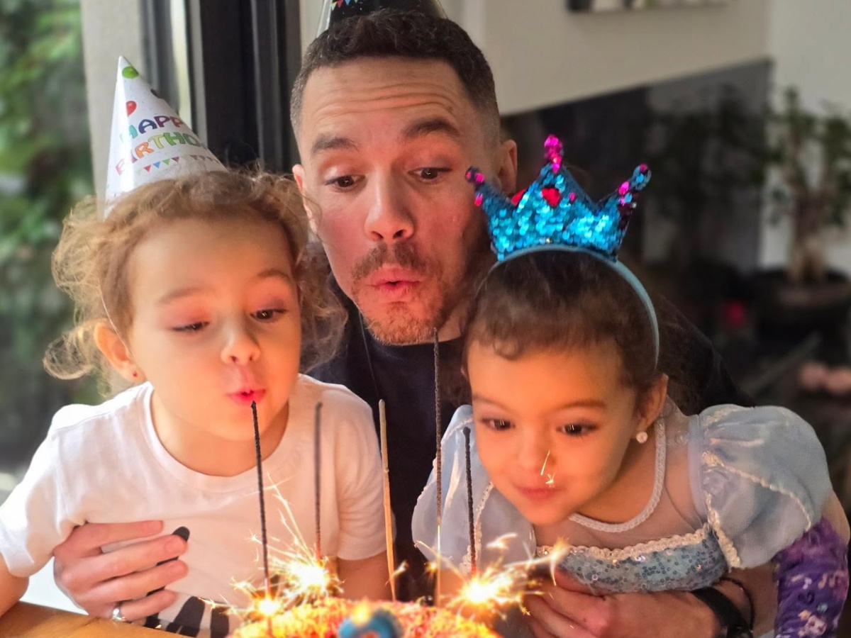 Γενέθλια για τον Λευτέρη Πετρούνια – Η έκπληξη που δέχτηκε από τις κόρες του και τους φίλους του – Βίντεο