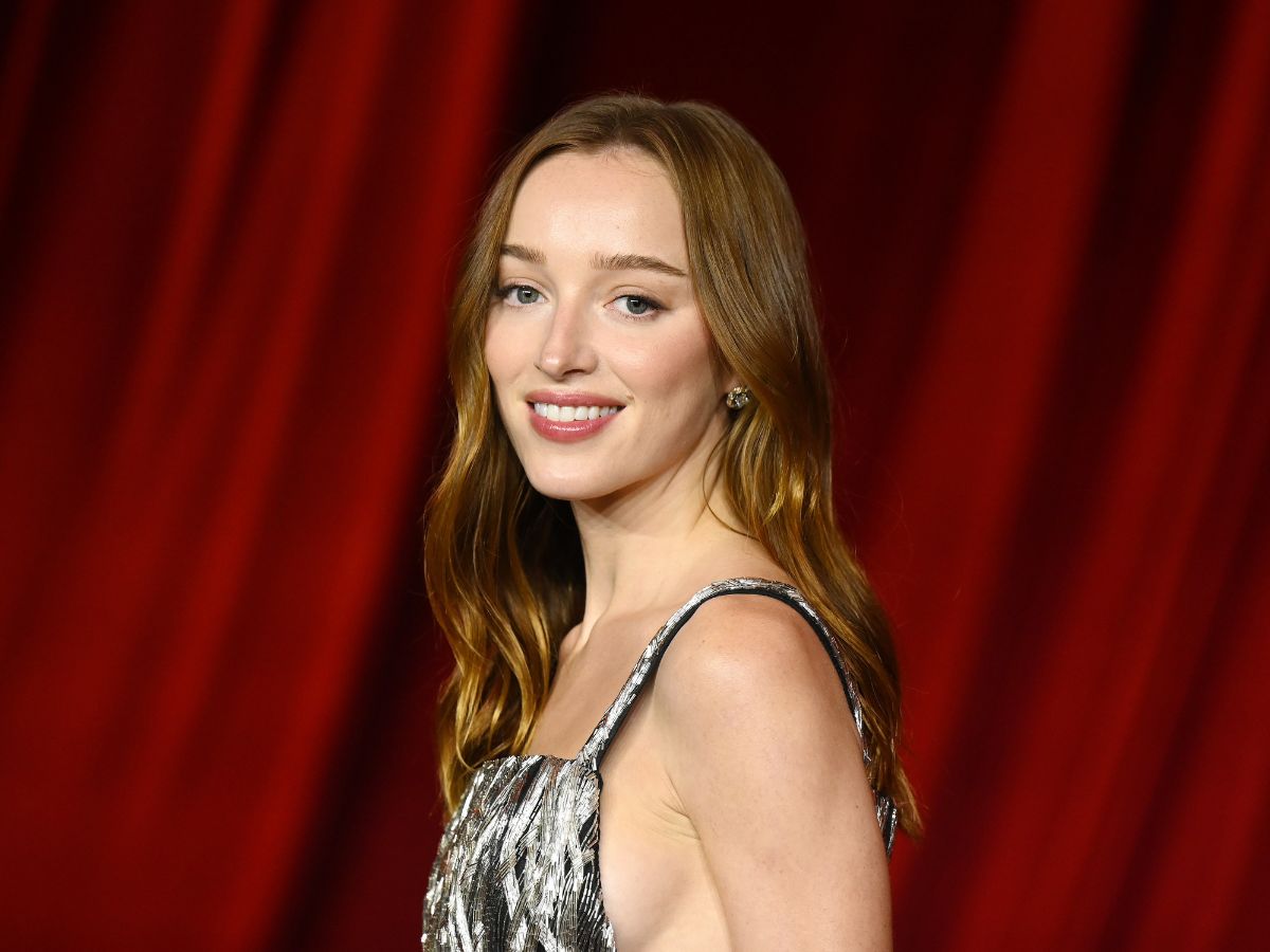 Η τολμηρή αλλαγή στα μαλλιά της Phoebe Dynevor θα σε κάνει να κλείσεις ραντεβού με τον κομμωτή σου