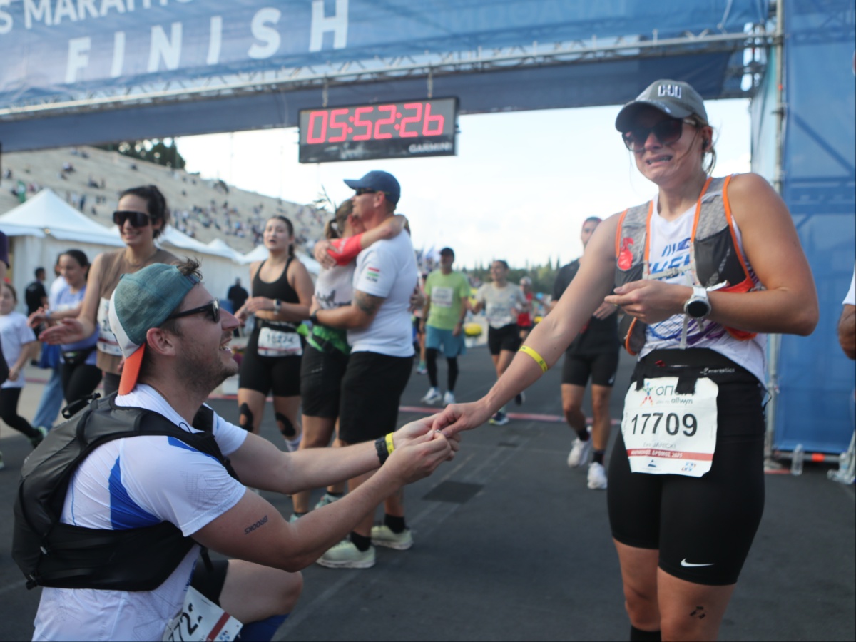 42ος Μαραθώνιος Αθήνας: Η νίκη του Παναγιώτη Καραΐσκου και οι προτάσεις γάμου στον τερματισμό